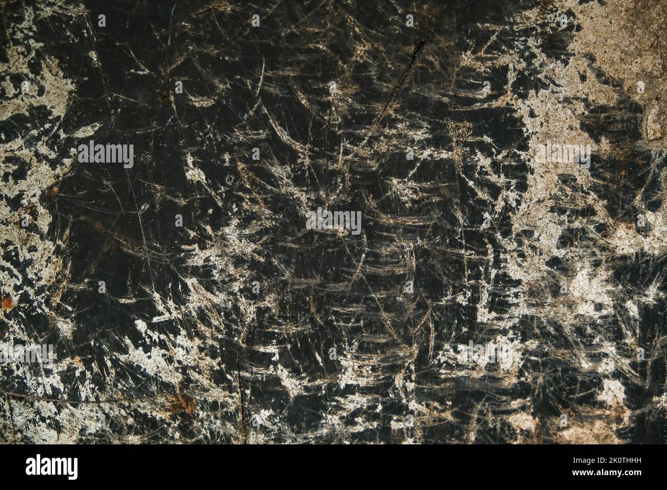 Texture dello sfondo bianco e nero. Motivo bianco-dorato in pietra nera naturale. Sfondo con texture in marmo nero. Lussuoso con un motivo dorato di marmo nero. Grigio scuro. Foto Stock