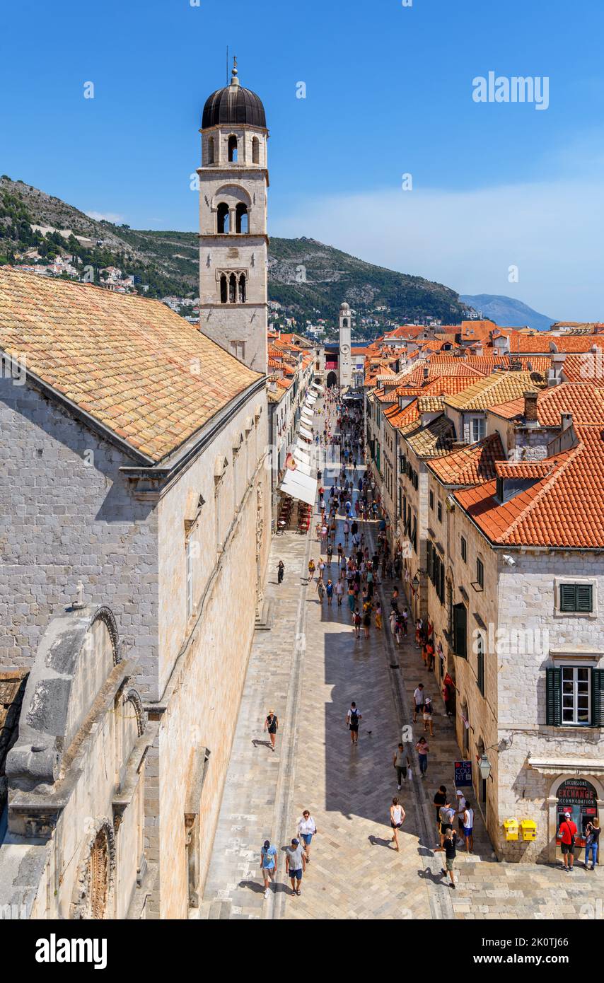 Vista della città vecchia dalle mura della città, Stradun, Dubrovnik, Croata Foto Stock