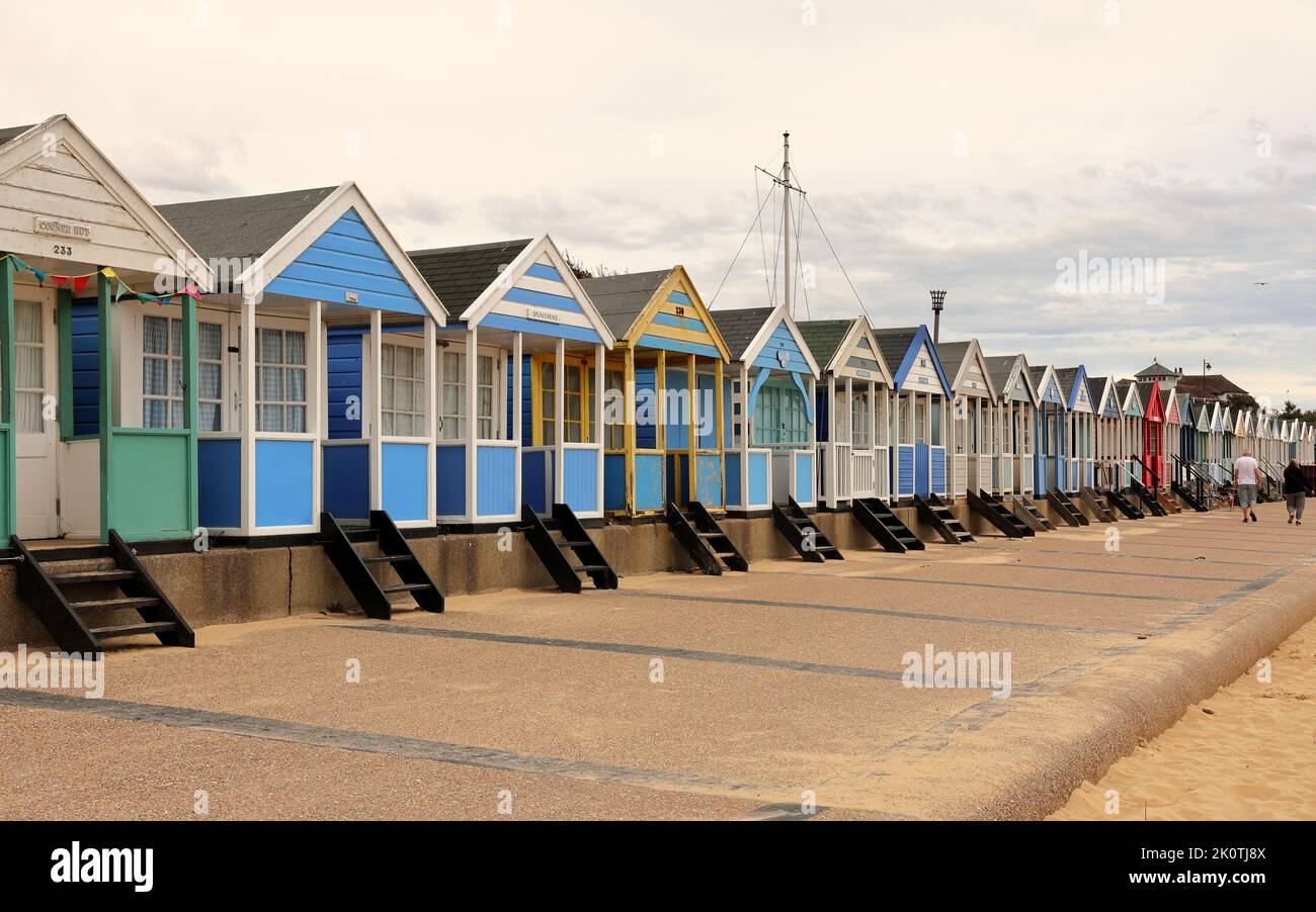Colorate capanne sulla costa inglese del mare del Nord a Southwold Suffolk Foto Stock