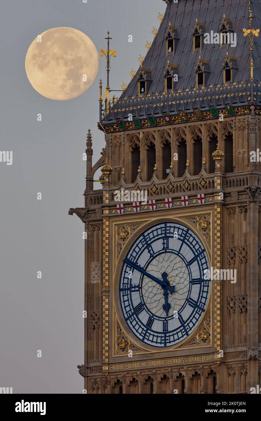 Elizabeth Tower, conosciuta anche come Big Ben e l'ambientazione della superluna sullo sfondo. Foto Stock