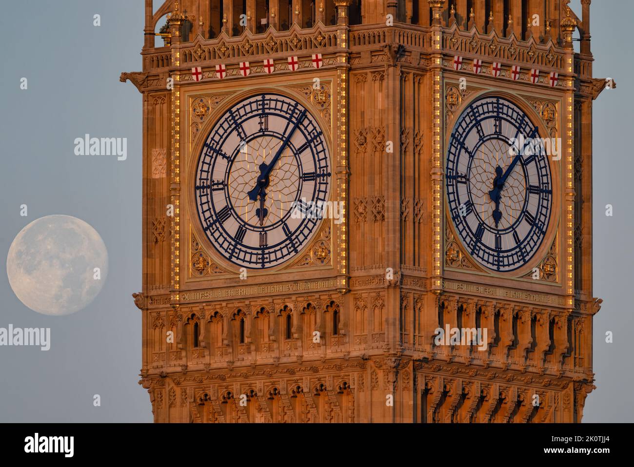 Elizabeth Tower, conosciuta anche come Big Ben e l'ambientazione della superluna sullo sfondo. Foto Stock