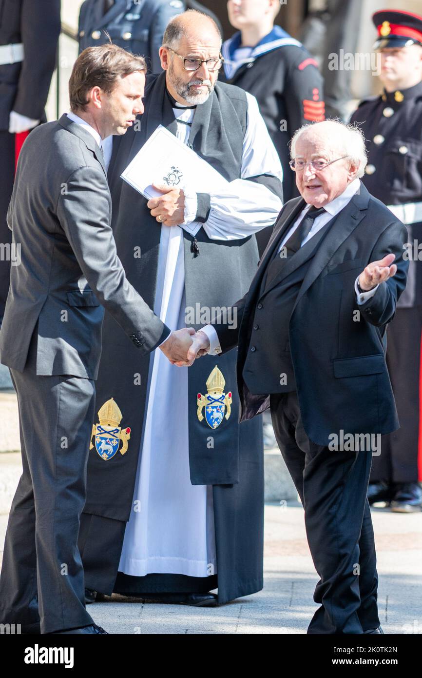 Belfast, Regno Unito. 13th Set, 2022. Dignatries arriva per il servizio di riflessione per la defunto sua Maestà la Regina Elisabetta II Credit: Bonzo/Alamy Live News Foto Stock