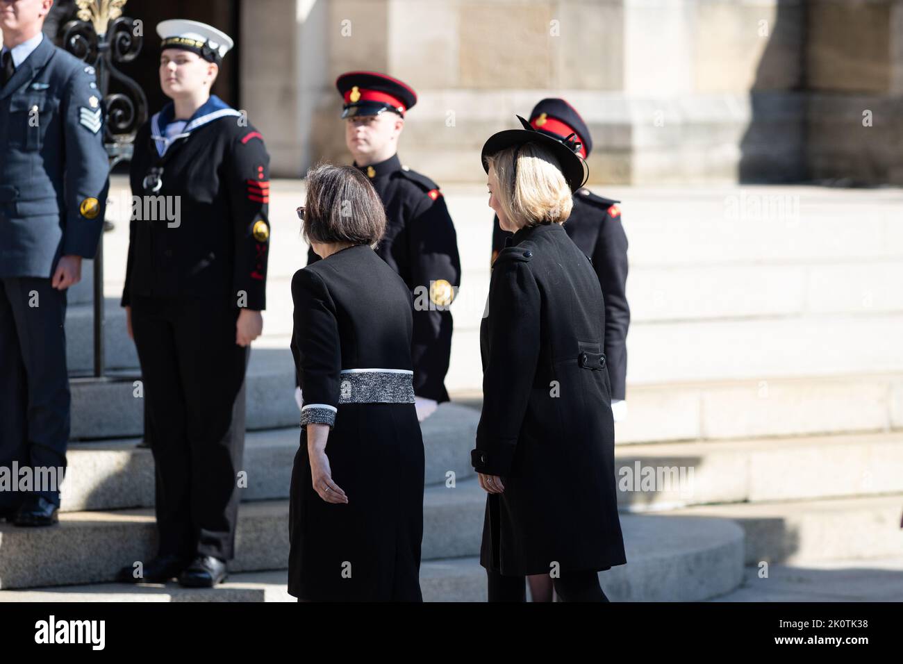 Belfast, Regno Unito. 13th Set, 2022. Dignatries arriva per il servizio di riflessione per la defunto sua Maestà la Regina Elisabetta II Credit: Bonzo/Alamy Live News Foto Stock