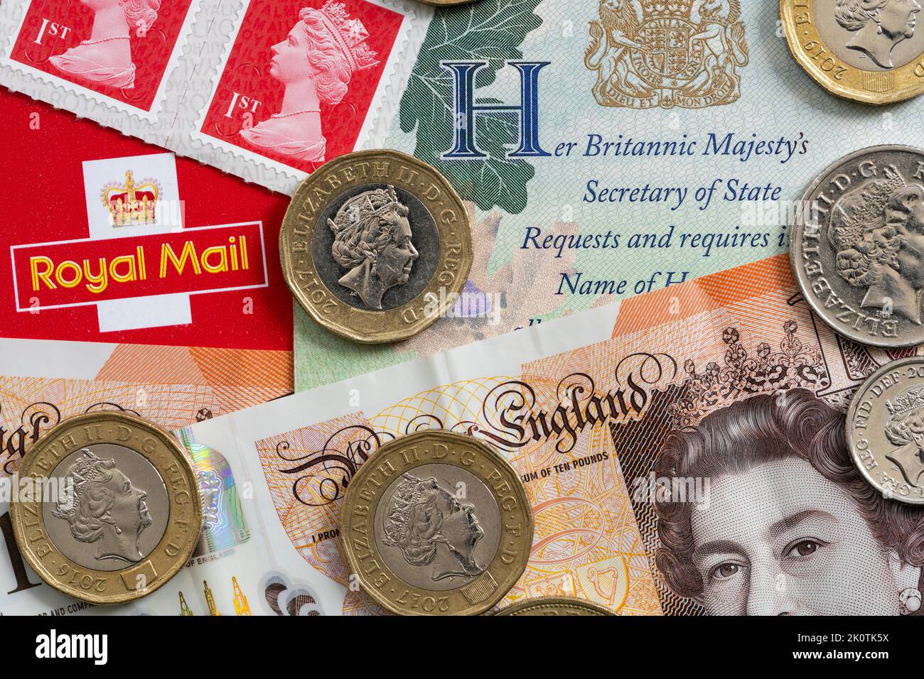 La rimozione del nome e dell'immagine della regina Elisabetta II dalla vita pubblica richiederà un po' di tempo: Pagina del passaporto, francobolli e monete che portano l'iconografia della regina Foto Stock