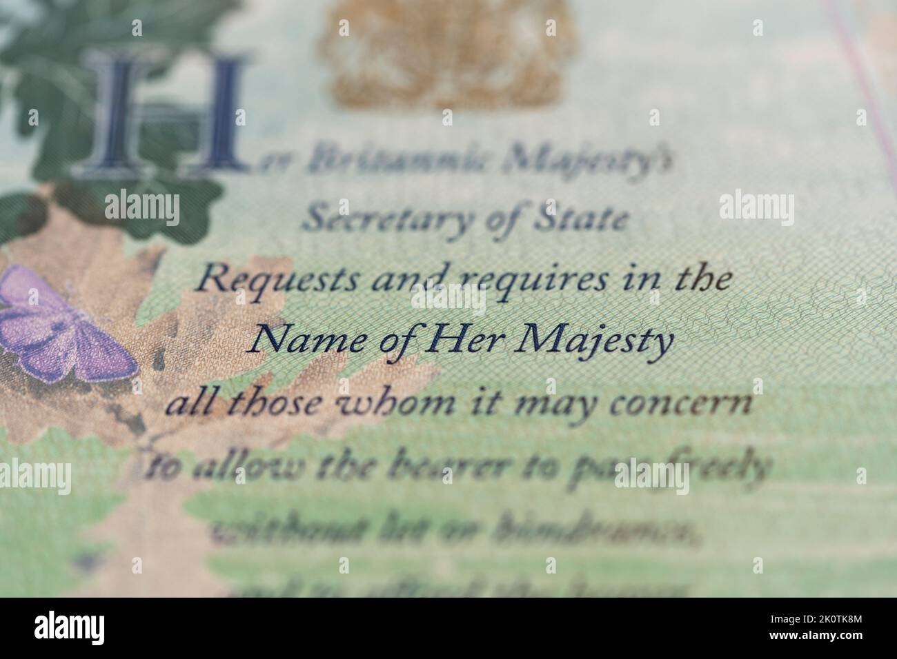 Il 8 settembre 2022 morì Elisabetta II, Regina del Regno Unito. Un messaggio della regina sulla pagina interna di un passaporto britannico 'sua Maestà' Foto Stock