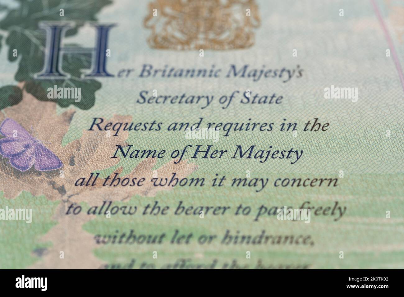 Il 8 settembre 2022 morì Elisabetta II, Regina del Regno Unito. Un messaggio della regina sulla pagina interna di un passaporto britannico 'sua Maestà' Foto Stock