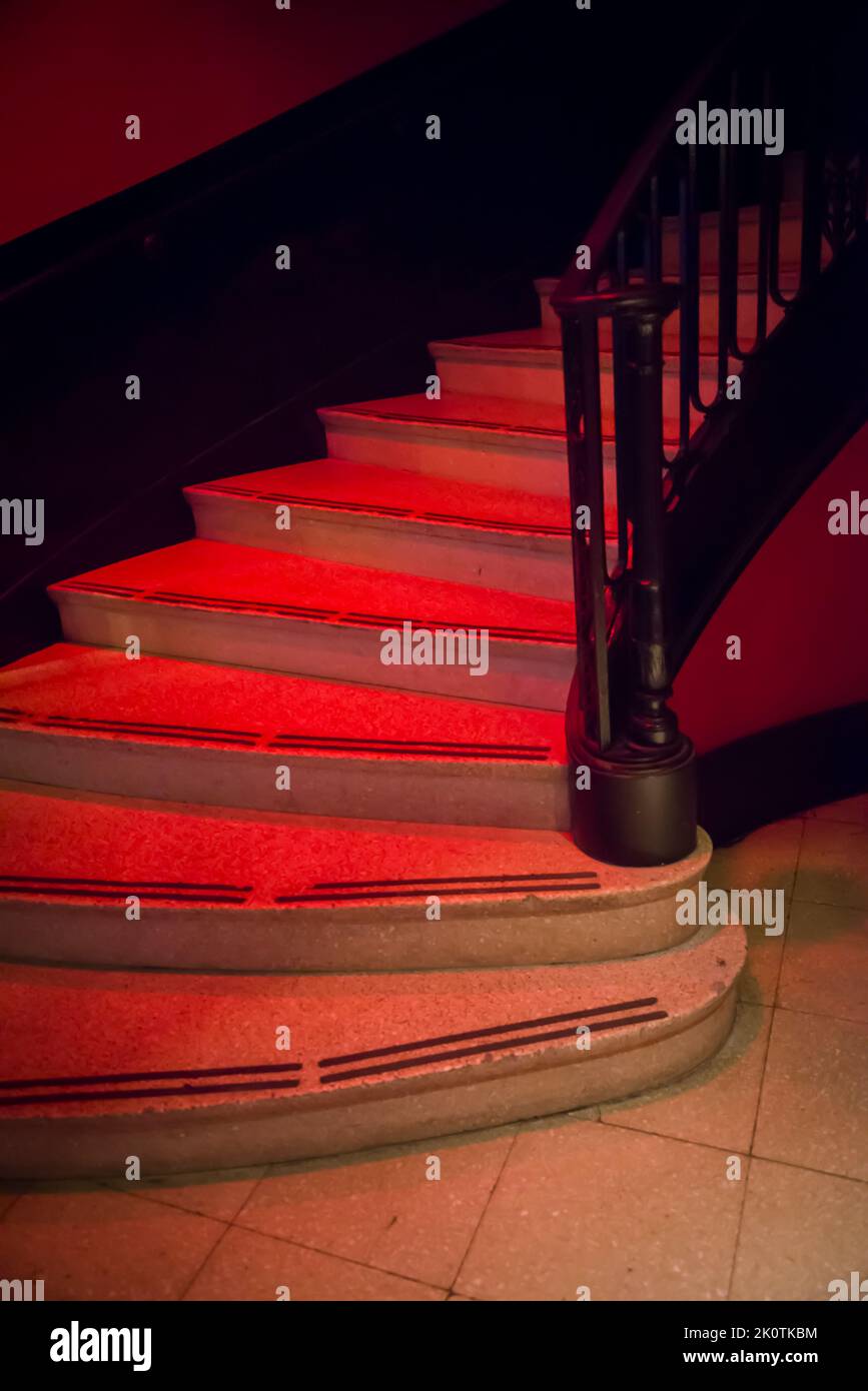 Scale illuminata con luce rossa, Palmer House - Un Hotel Hilton, un hotel storico nel centro dell'area del circuito costruito nel 1875, Chicago, Illinois, Stati Uniti d'America Foto Stock