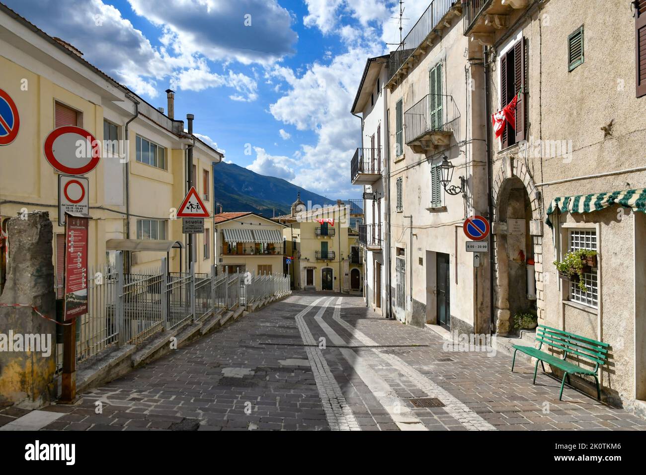 Una stradina tra le antiche case in pietra di Caramanico Terme, borgo medievale in Abruzzo. Foto Stock
