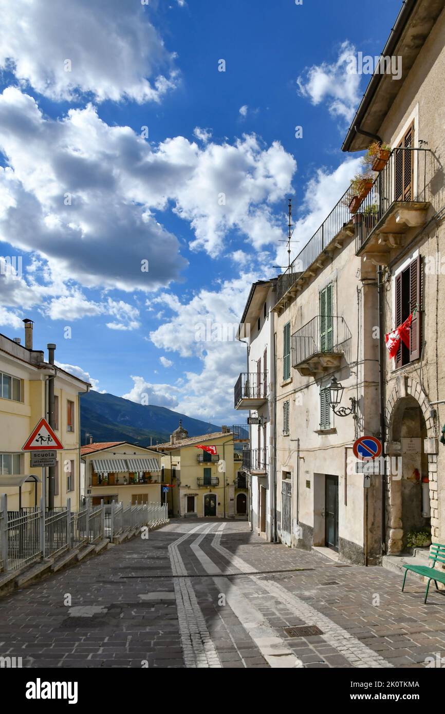 Una stradina tra le antiche case in pietra di Caramanico Terme, borgo medievale in Abruzzo. Foto Stock