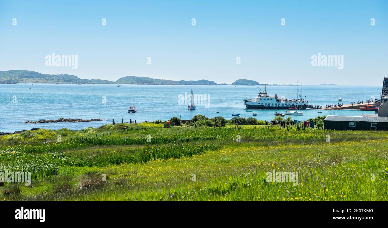 Traghetto CalMac tra Mull e Iona Scozia Foto Stock