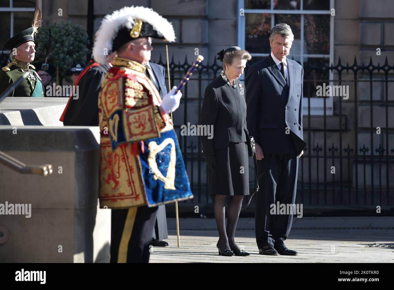 Edimburgo Scozia, Regno Unito 13 settembre 2022. Anne, Princess Royal si trova nelle vicinanze, poiché la bara della Regina Elisabetta II viene rimossa dalla Cattedrale di St Giles e inizia il viaggio verso Londra. Credit sst/alamy live news Foto Stock