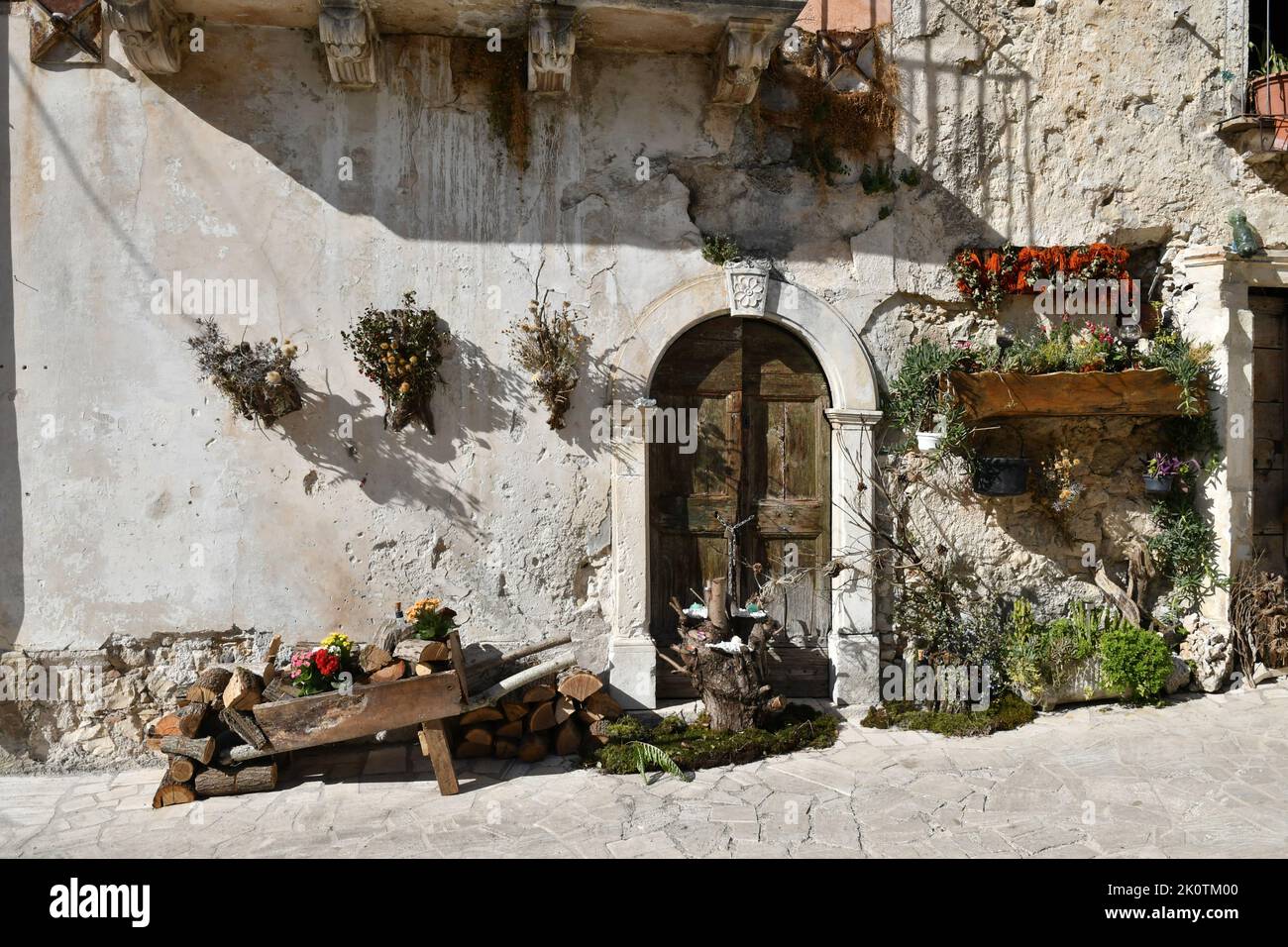 Le porte di un antico casale a Caramanico Terme, un paese dell'Abruzzo. Foto Stock