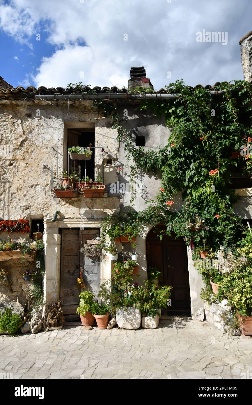 Le porte di un antico casale a Caramanico Terme, un paese dell'Abruzzo. Foto Stock