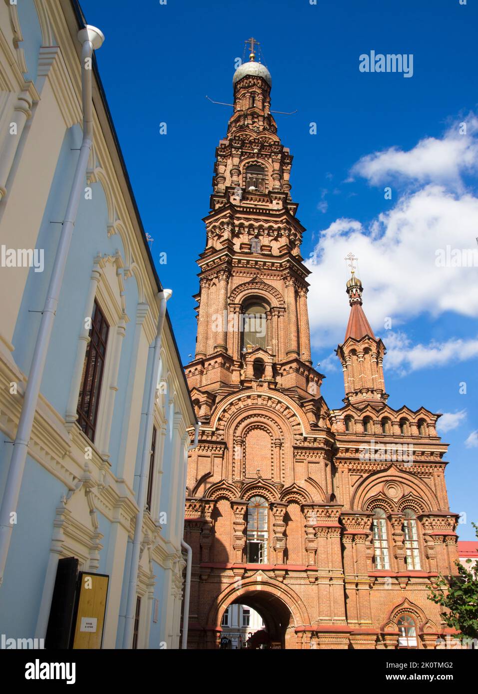 Campanile della Chiesa di Epifania in via Bauman nel cuore di Kazan, la capitale della Repubblica del Tatarstan, Russia Foto Stock