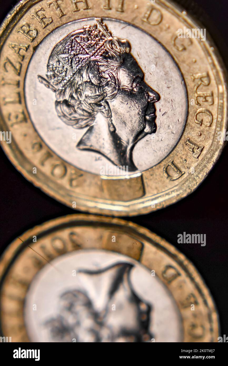 Una moneta da una libbra con la regina accesa Foto Stock