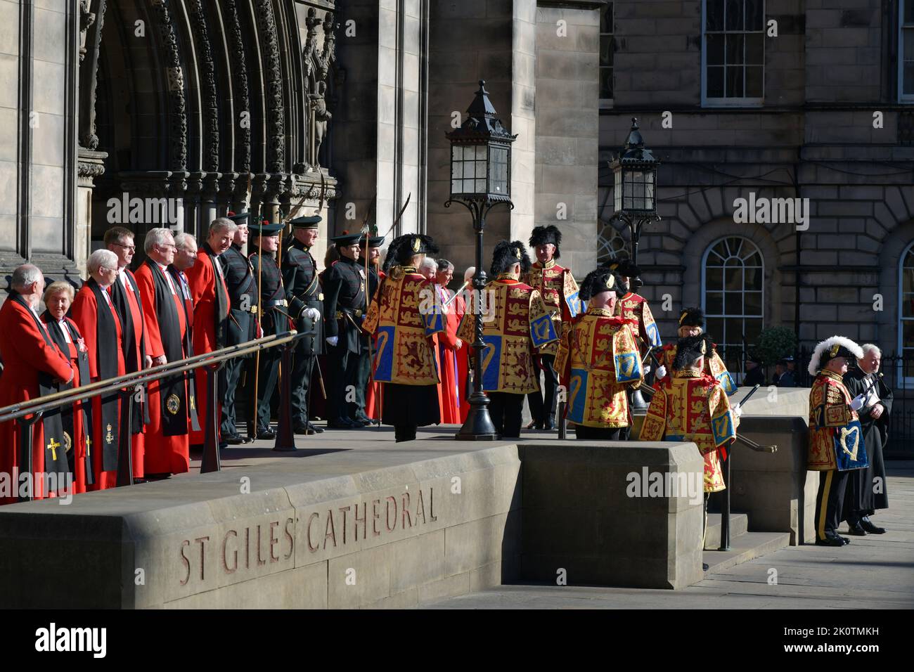 Edimburgo Scozia, Regno Unito 13 settembre 2022. I funzionari guardano il congedo del hearse. Maestà la Regina Elisabetta II viene rimossa dalla Cattedrale di St Giles e inizia il viaggio verso Londra. Credit sst/alamy live news Foto Stock