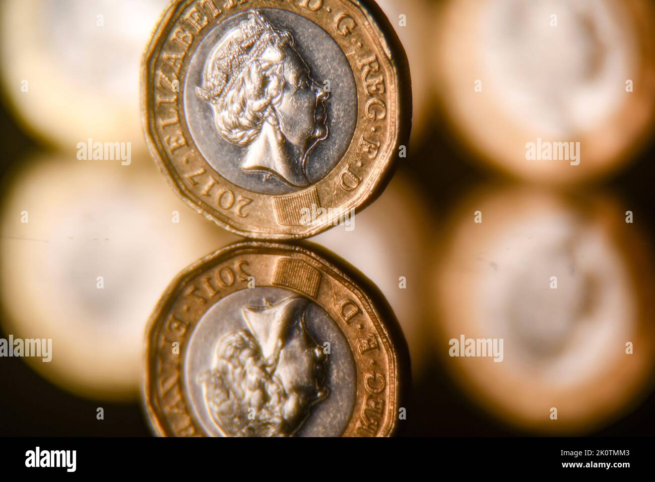 Una moneta da una libbra con la regina accesa Foto Stock