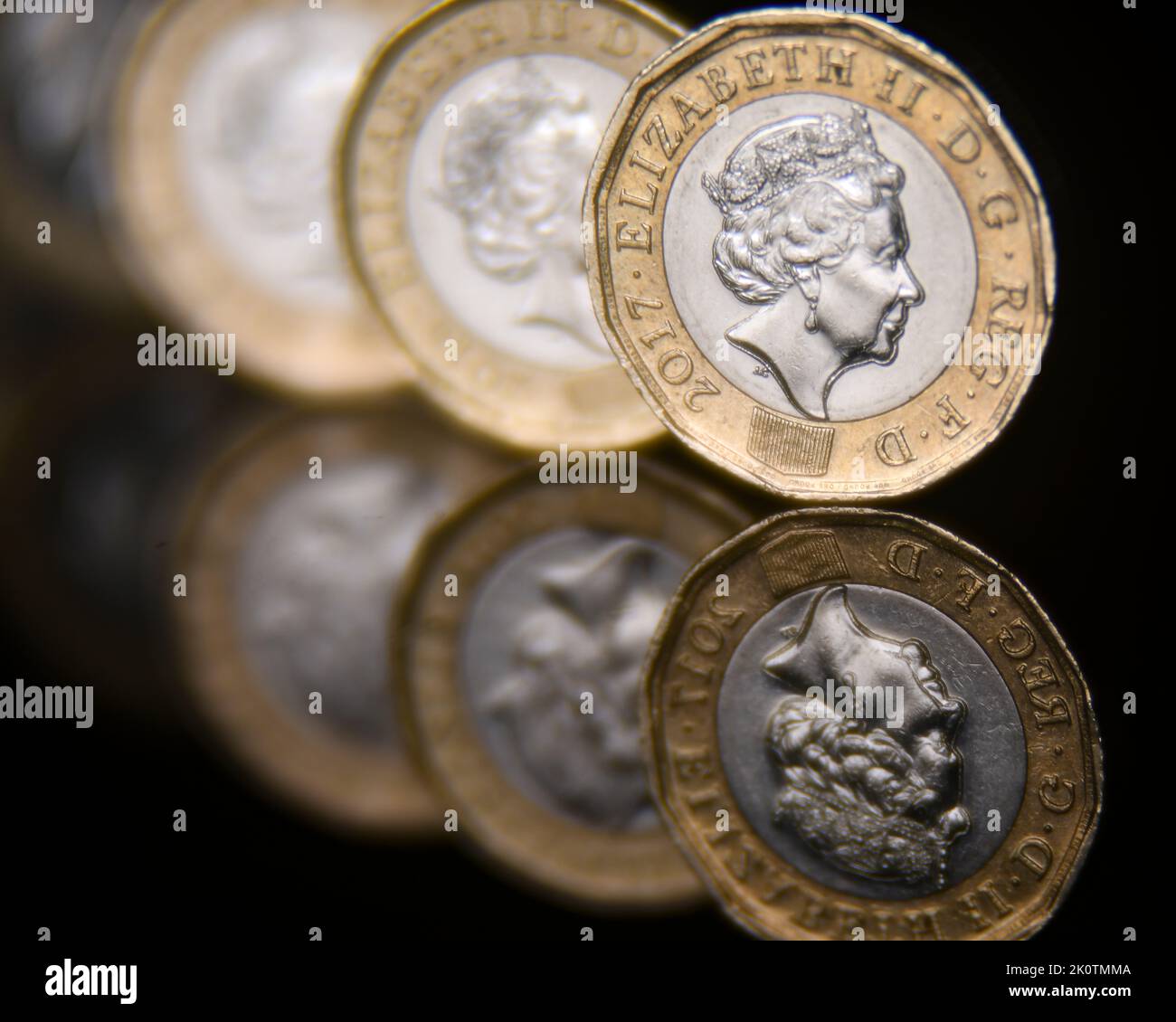 Una moneta da una libbra con la regina accesa Foto Stock