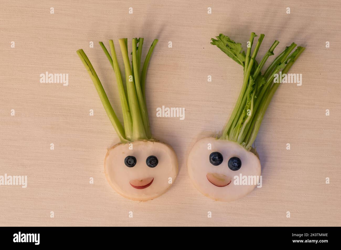 volti divertenti da blackberry e raddish, modo creativo sul piatto isolato Foto Stock