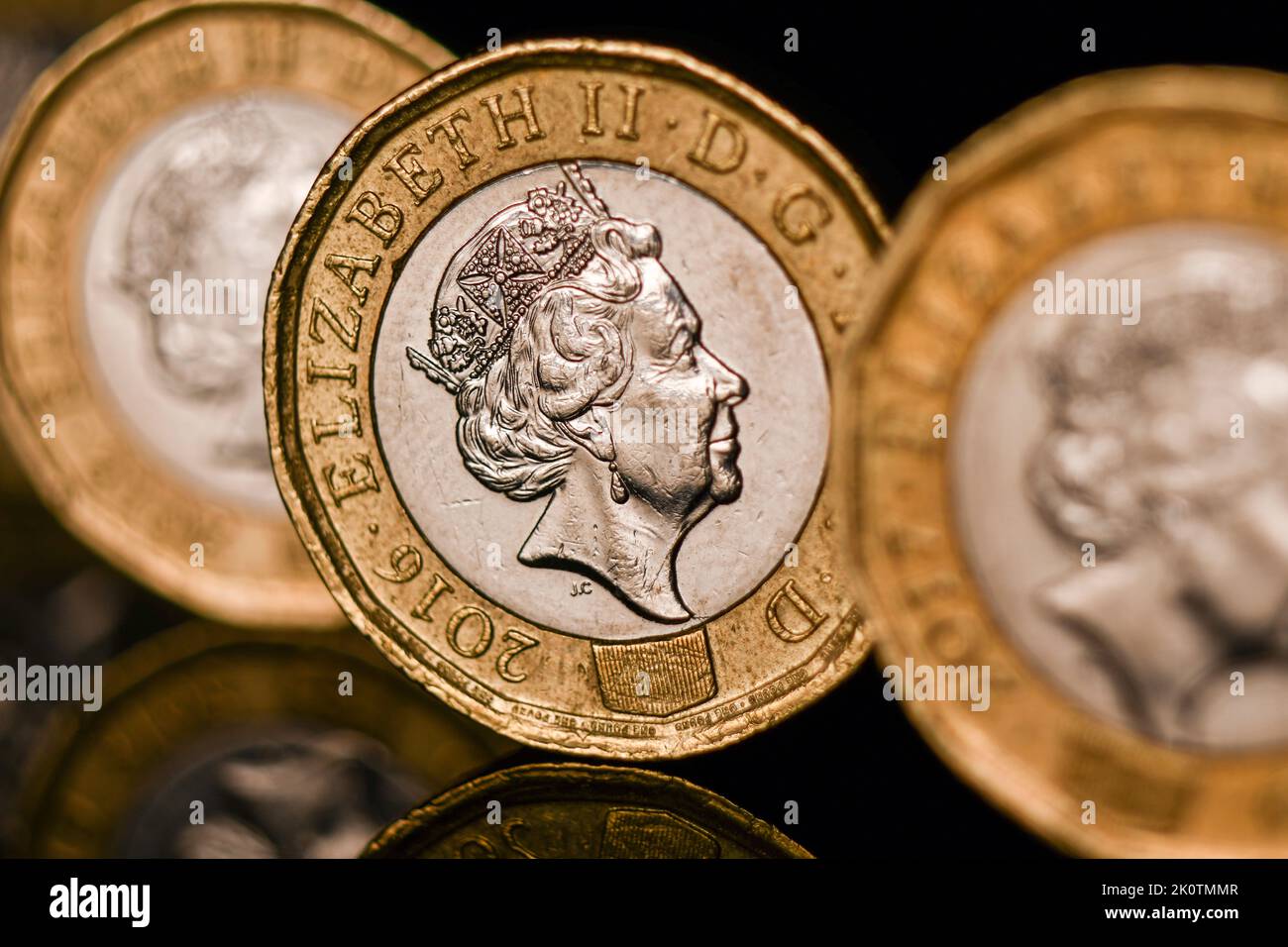 Una moneta da una libbra con la regina accesa Foto Stock