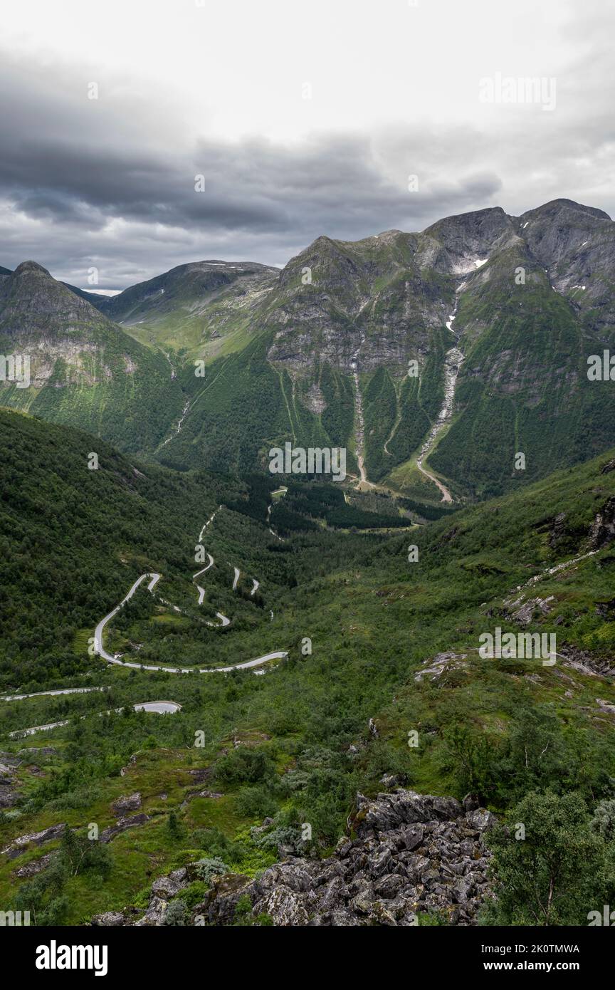 I classici switchback stradali in una zona di montagna all'interno della Norvegia Foto Stock
