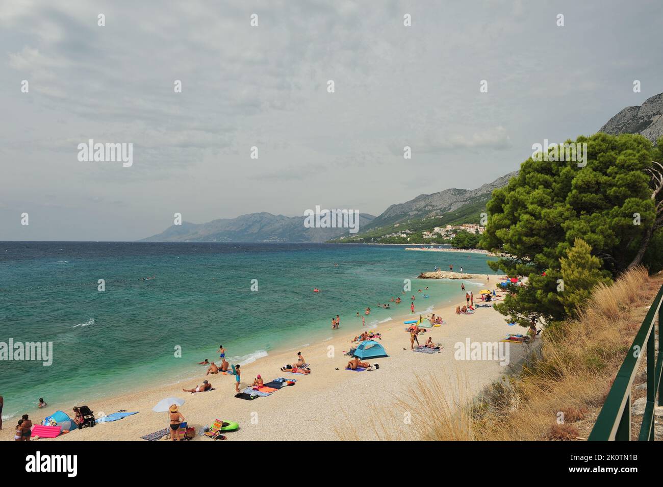 Gente che gode la vita di spiaggia lungo la riviera di Makarska della Croazia. Foto Stock