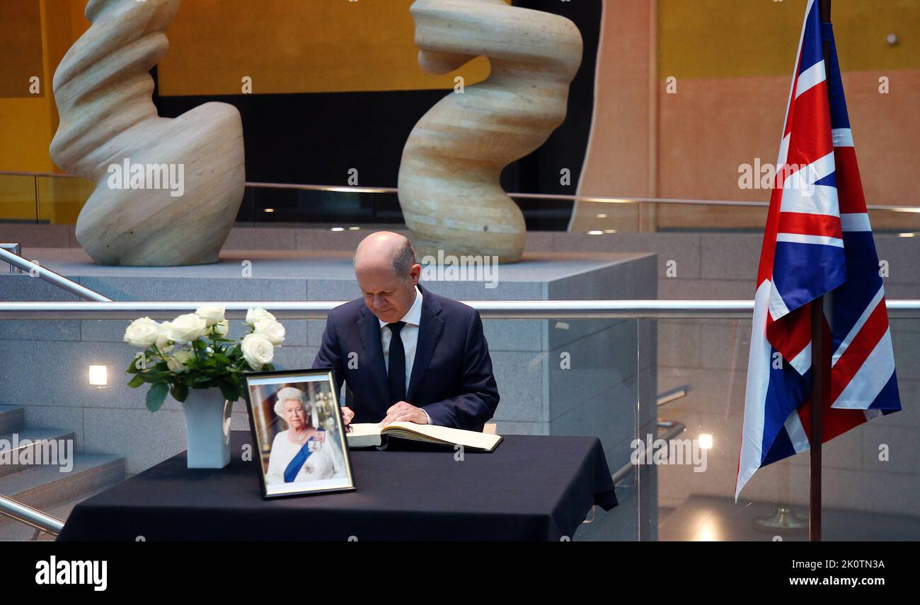 Berlino, Germania. 13th Set, 2022. Il cancelliere tedesco OLAF Scholz (SPD) firma il libro delle condoglianze presso l'Ambasciata britannica dopo la morte della Regina Elisabetta II Credit: Wolfgang Kumm/dpa/Alamy Live News Foto Stock