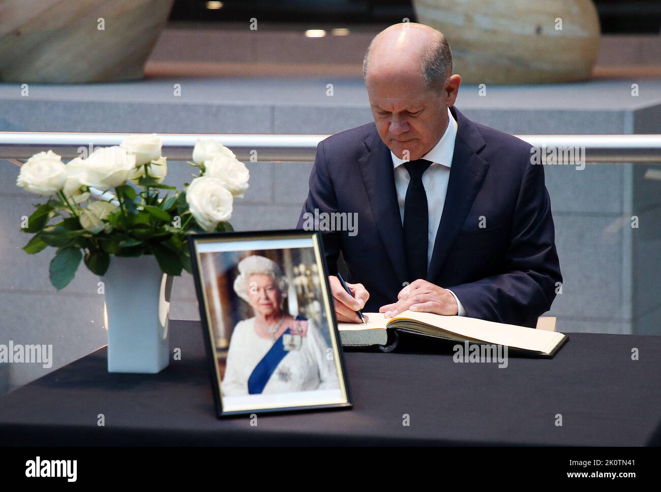 Berlino, Germania. 13th Set, 2022. Il cancelliere tedesco OLAF Scholz (SPD) firma il libro delle condoglianze presso l'Ambasciata britannica dopo la morte della Regina Elisabetta II Credit: Wolfgang Kumm/dpa/Alamy Live News Foto Stock
