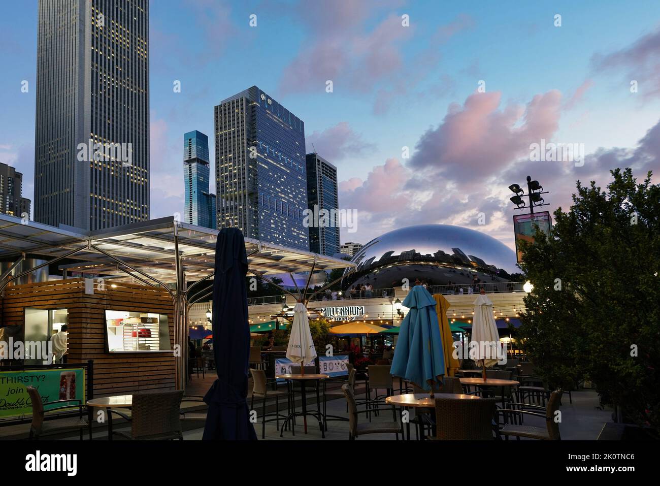 Chicago, USA - Agosto 2022: La sala da pranzo al Millennium Park in serata Foto Stock