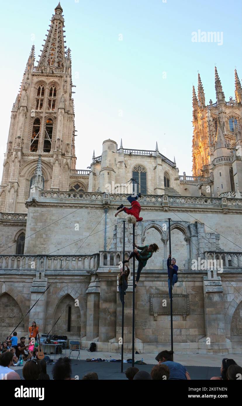 Evento pubblico gratuito in Plaza Rey San Fernando vicino alla Cattedrale di Burgos Castiglia e Leon Spagna con acrobati cinesi pole del Cirque Entre Nous Foto Stock