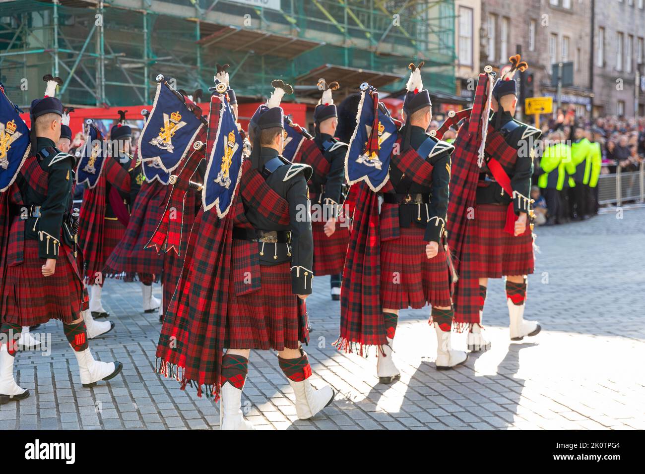 Edimburgo, Scozia, Regno Unito. 13th Set, 2022. Una banda militare che marciò sul Royal Mile dopo che il cuore della Regina ha lasciato la zona. Credit: David Coulson/Alamy Live News Foto Stock