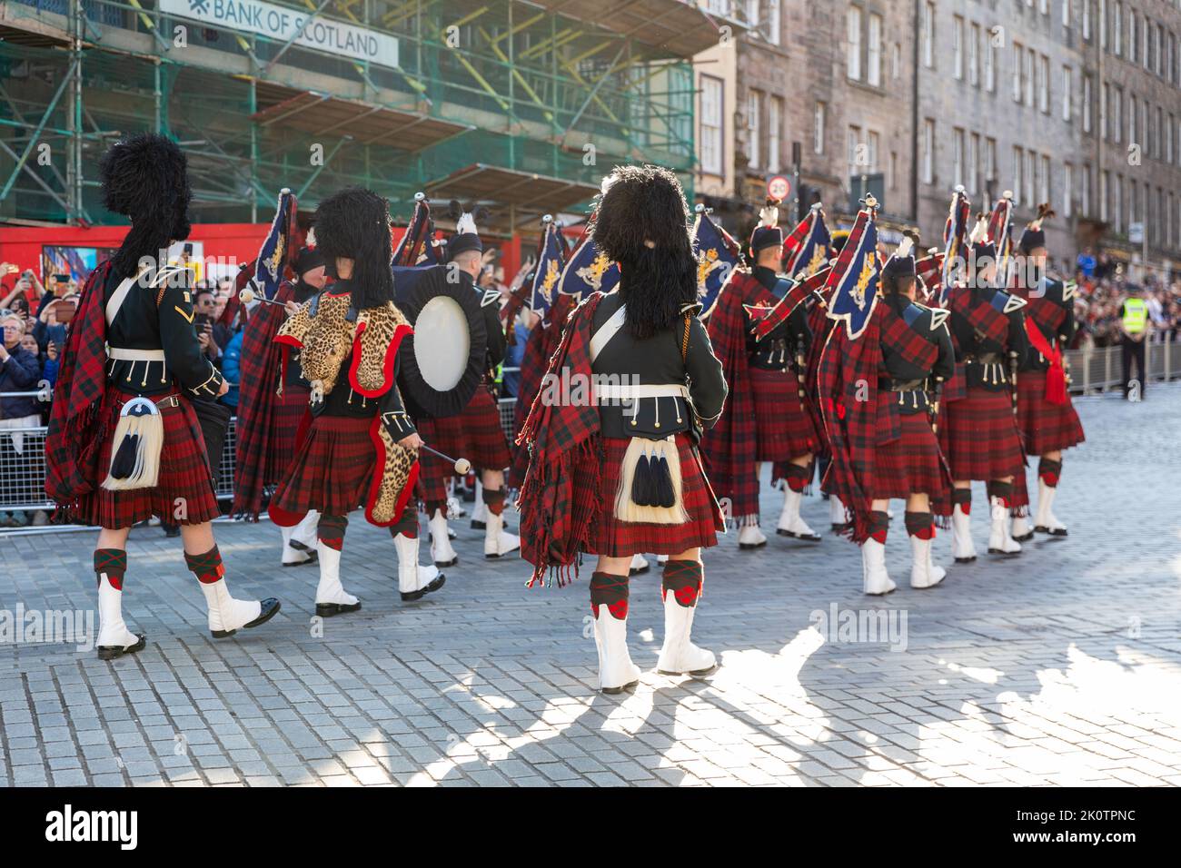 Edimburgo, Scozia, Regno Unito. 13th Set, 2022. Una banda militare che marciò sul Royal Mile dopo che il cuore della Regina ha lasciato la zona. Credit: David Coulson/Alamy Live News Foto Stock