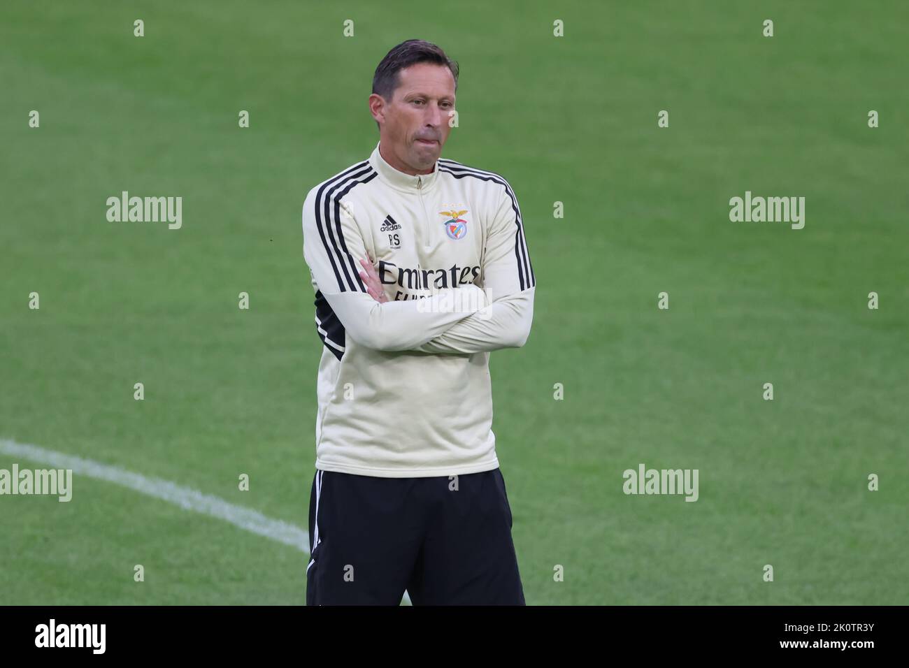 Torino, Italia. 13th Set, 2022. Roger Schmidt allenatore capo di SL Benfica reagisce prima della sessione di allenamento allo Stadio Juventus di Torino. Data foto: 13th settembre 2022. Il credito per le immagini dovrebbe essere: Jonathan Moskrop/Sportimage Credit: Sportimage/Alamy Live News Foto Stock