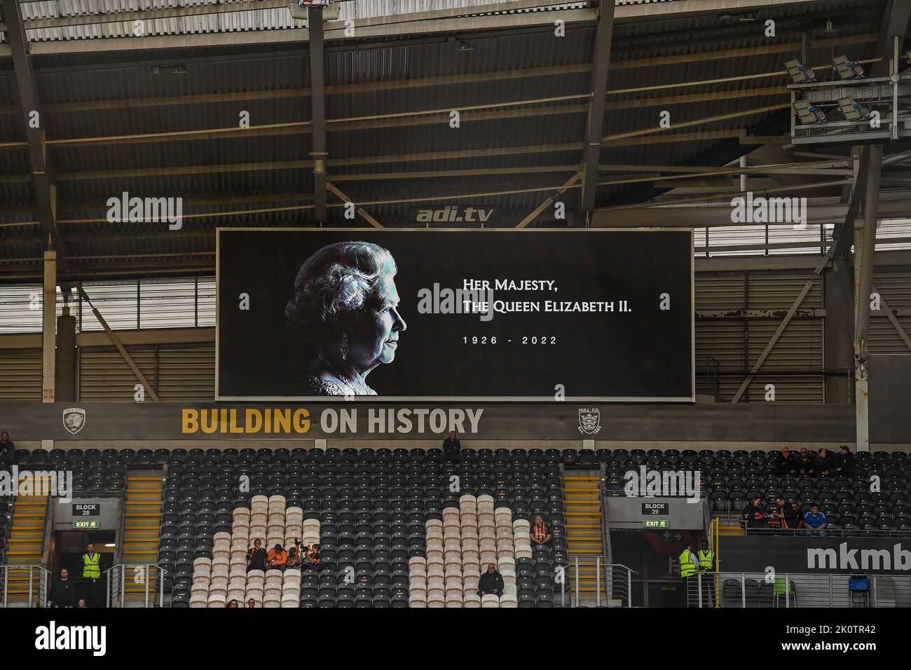 Un omaggio a sua Maestà la Regina Elisabetta II sul tabellone di valutazione davanti alla partita del Campionato Sky Bet Hull City vs Stoke City al MKM Stadium, Hull, Regno Unito, 13th settembre 2022 (Foto di Craig Thomas/News Images) Foto Stock