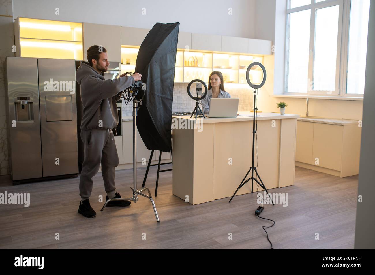 Video blogger e il suo assistente che si preparano per la ripresa di un video Foto Stock