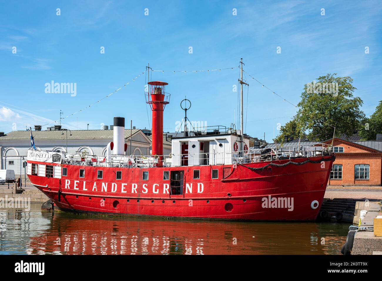 Nave ristorante Relandergrund, ex nave leggera, ormeggiata nel distretto di Kruunhaka, Helsinki, Finlandia Foto Stock
