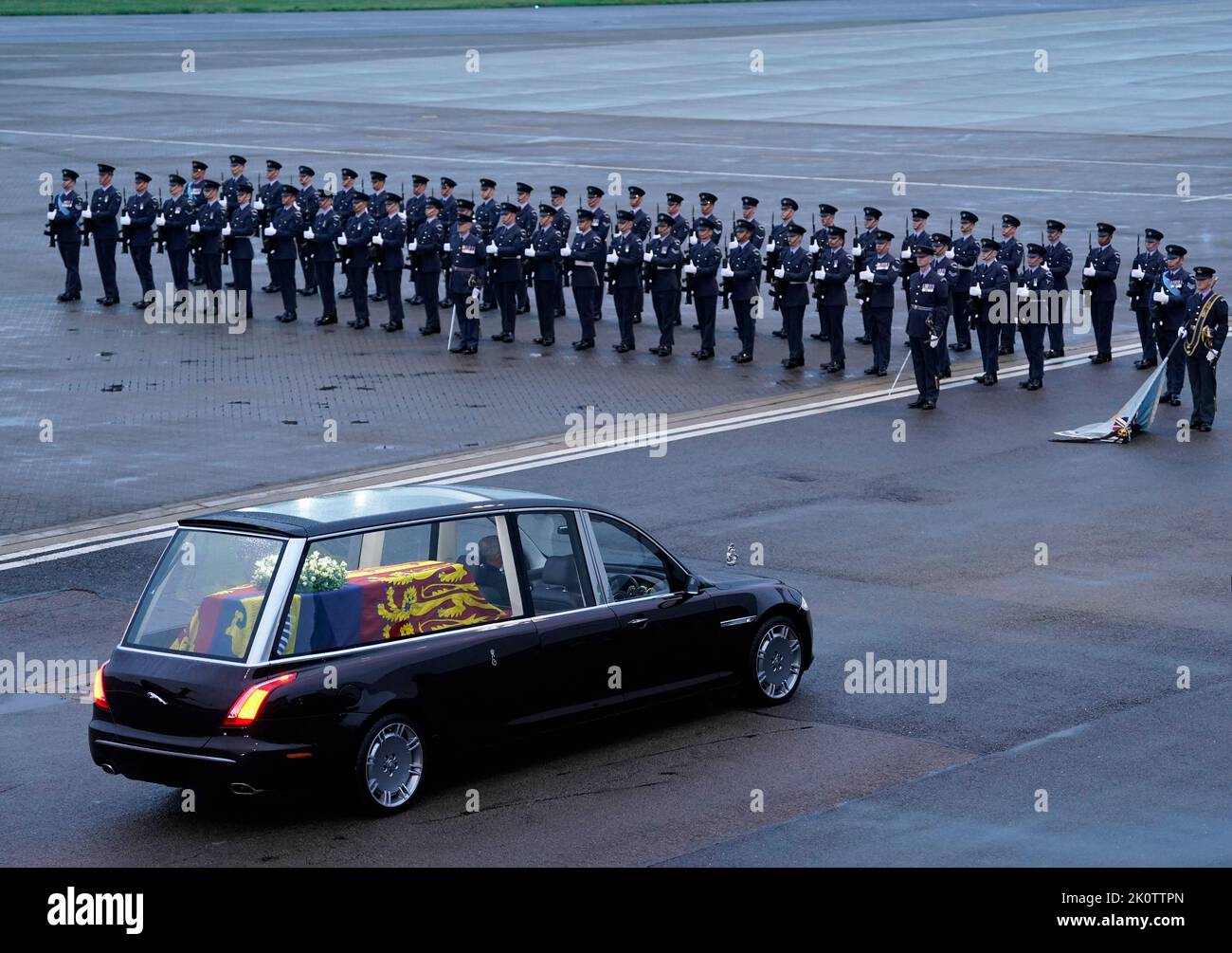 Il cuore che porta la bara della Regina Elisabetta II parte da RAF Northolt, Londra ovest, da dove sarà portato a Buckingham Palace, Londra, per riposare durante la notte nella Sala Bow. Data immagine: Martedì 13 settembre 2022. Foto Stock