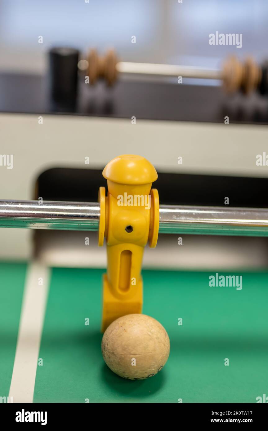 Fuoco selettivo su un goalie del foosball che blocca la sfera all'interno della scatola. Foto Stock