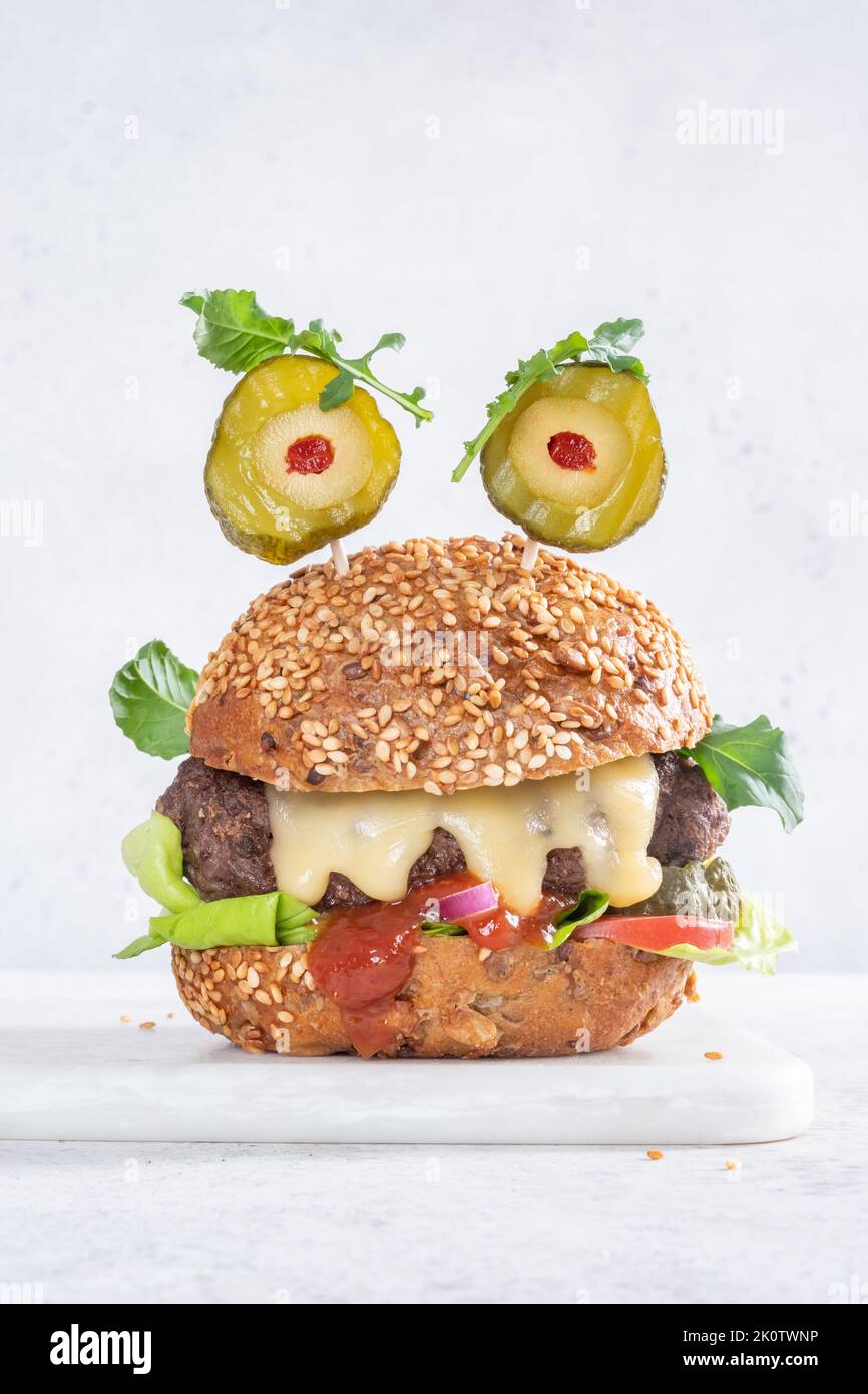 Hamburger di Halloween a forma di mostro spaventoso Foto Stock