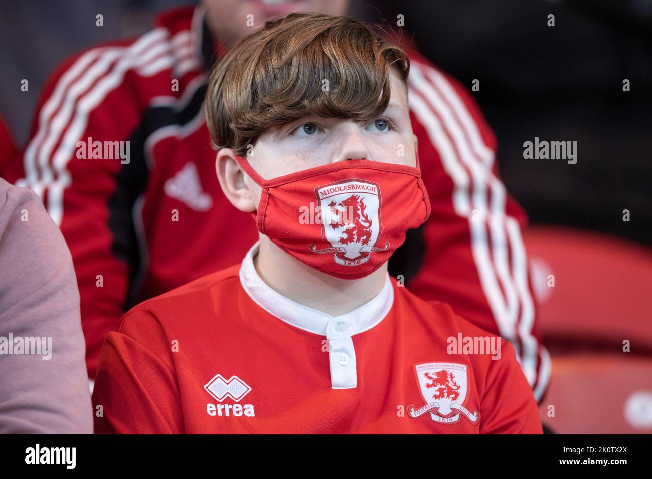 Un sostenitore di Middlesbrough che indossa una maschera Covid-19 durante la partita del campionato Sky Bet Middlesbrough vs Cardiff City al Riverside Stadium, Middlesbrough, Regno Unito, 13th settembre 2022 (Foto di James Heaton/News Images) Foto Stock