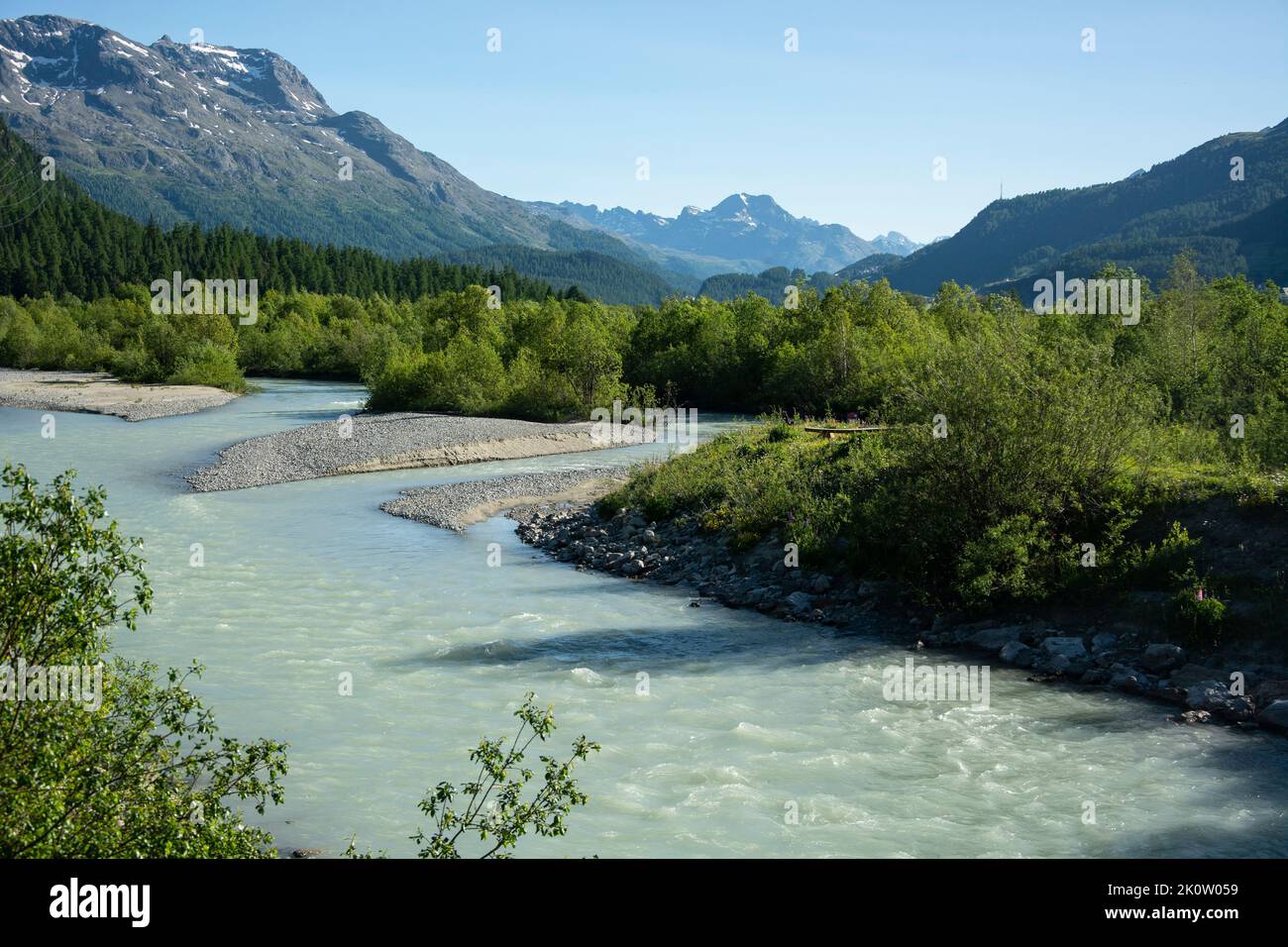 Die renaturierte Auenlandschaft des Inn bei Samedan und Bever im Engadin, Schweiz Foto Stock