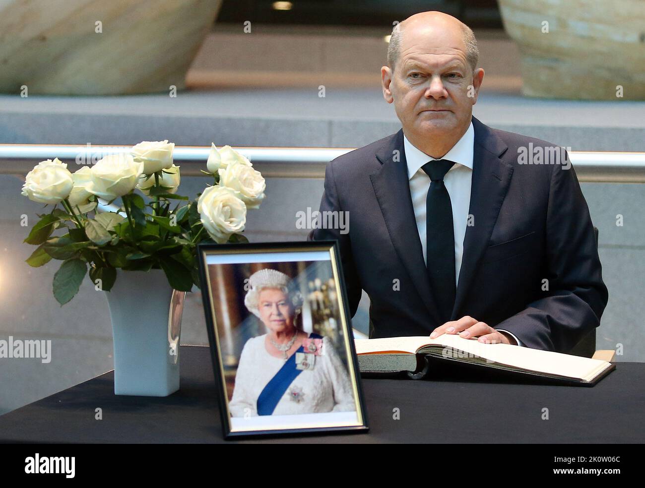 Berlino, Germania. 13th Set, 2022. Il cancelliere tedesco OLAF Scholz (SPD) firma il libro delle condoglianze presso l'Ambasciata britannica dopo la morte della Regina Elisabetta II Credit: Wolfgang Kumm/dpa/Alamy Live News Foto Stock