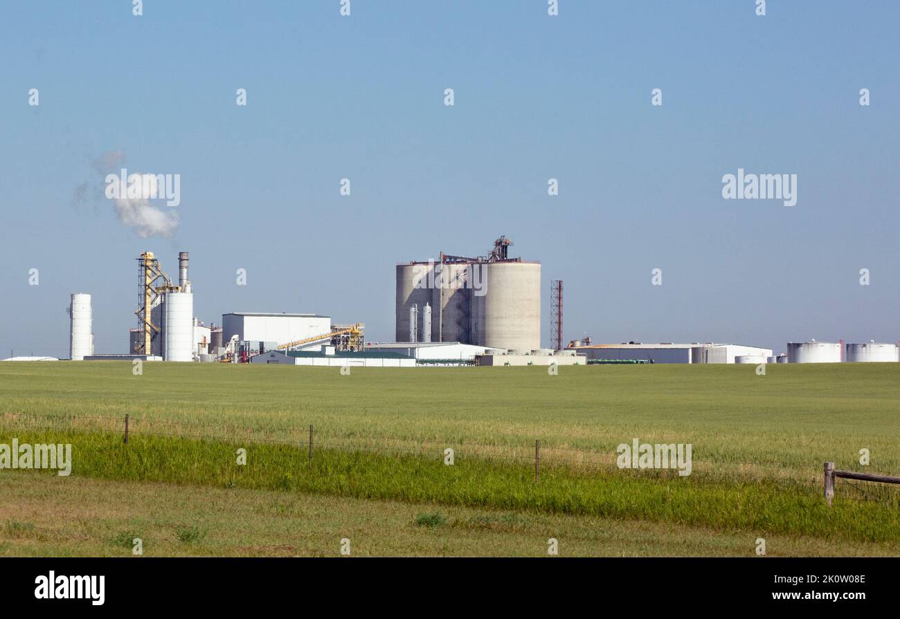 Scena rurale che mostra l'impianto di produzione di etanolo a base di mais della Red Trail Energy Plant a Richardton, ND. Coprodotti prodotti prodotti anche da RTE incl Foto Stock