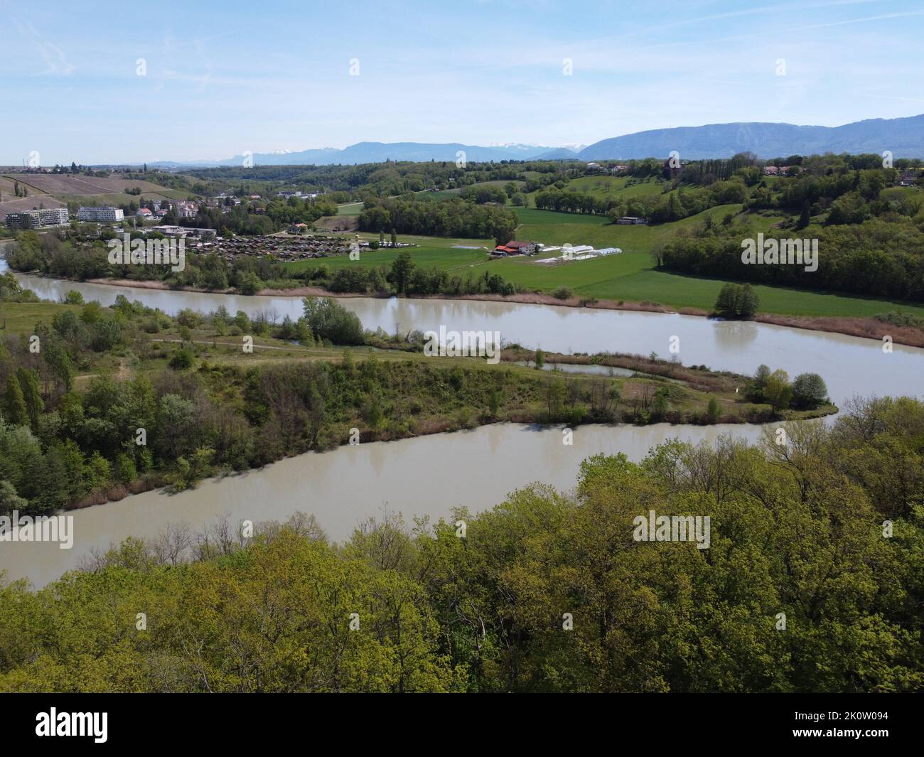 Die Rhone unterhalb der Stadt Genf, vor der Grenze zu Frankreich – eines der ökologisch besonders wertvollen Smaragd-Naturschutzgebiete der Schweiz Foto Stock