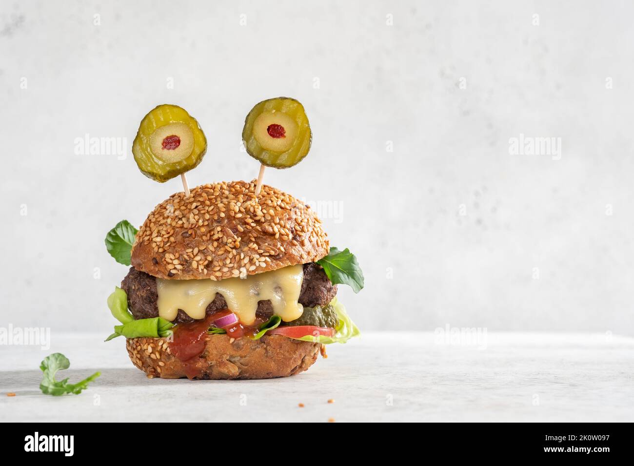 Hamburger di Halloween a forma di mostro spaventoso Foto Stock