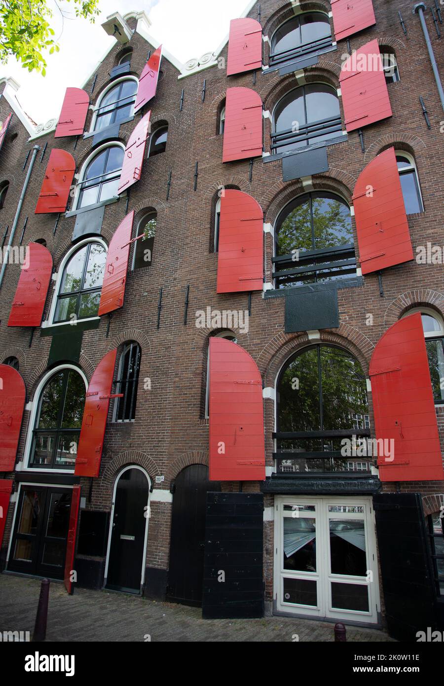 Edificio con persiane rosse ad Amsterdam Foto Stock