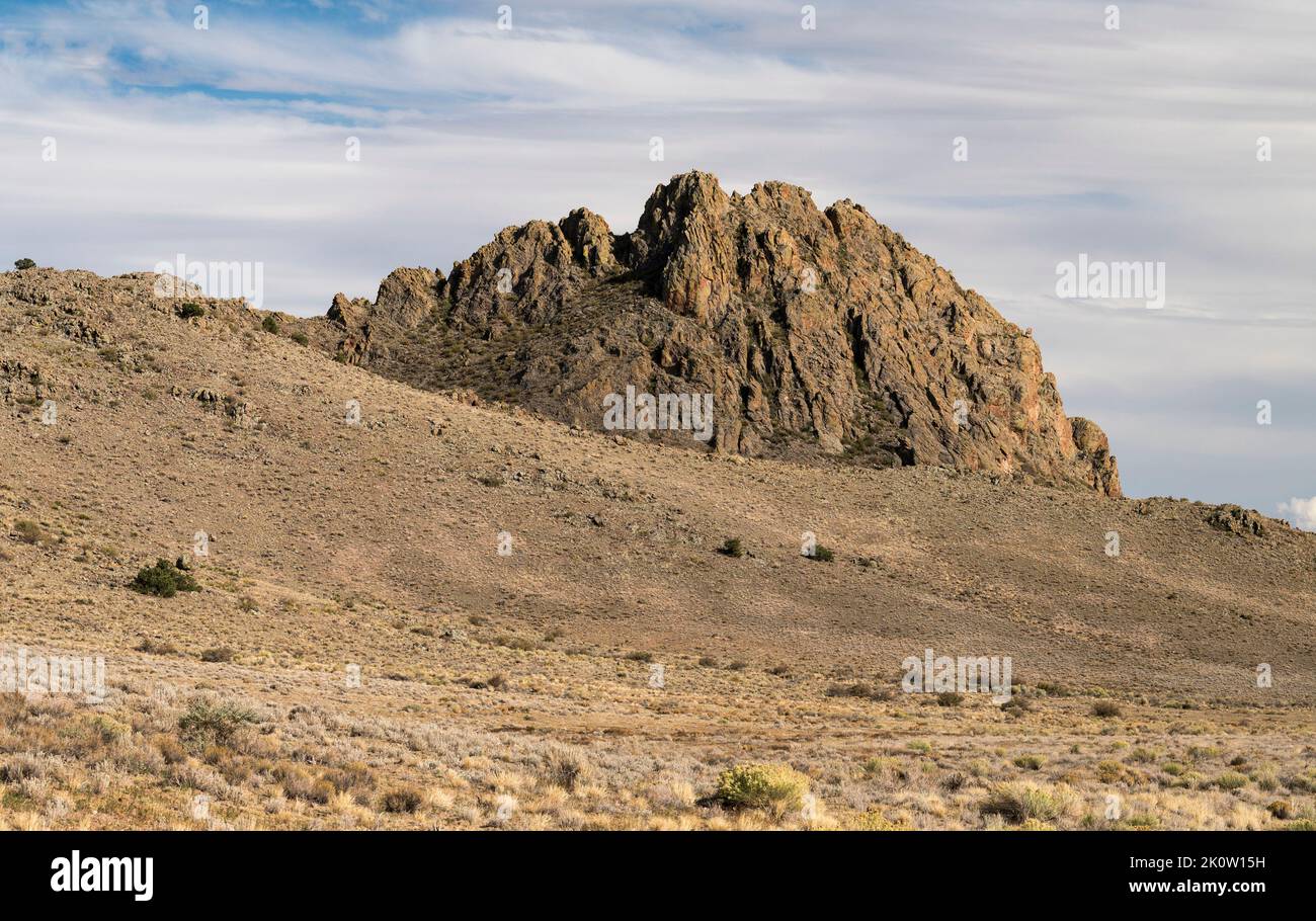 8.420 piedi, 2.566 metri Indian Head è una formazione di roccia vulcanica drammatica situato sulla terra BLM sul bordo occidentale della San Luis Valley, Colorado. Foto Stock