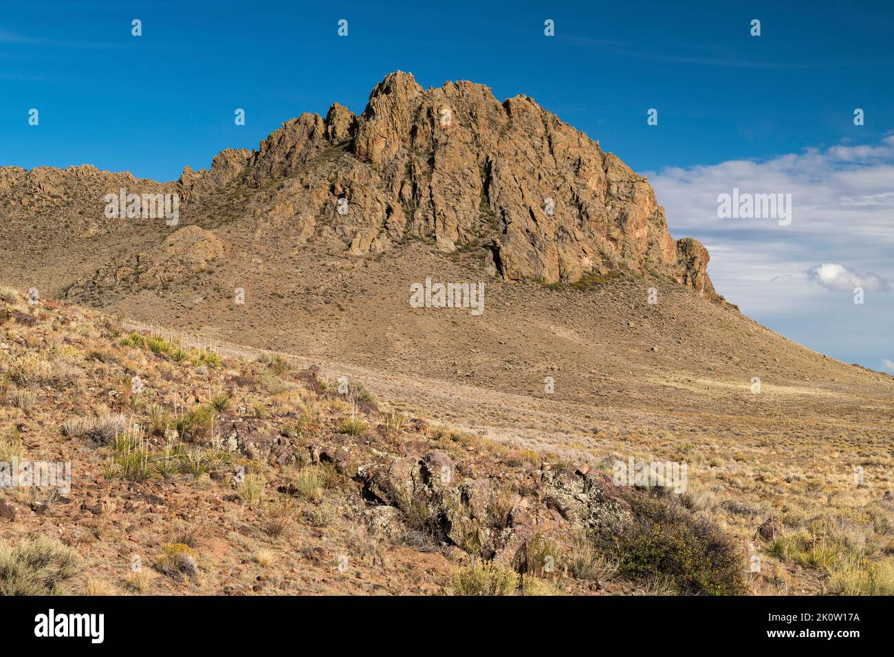 8.420 piedi, 2.566 metri Indian Head è una formazione di roccia vulcanica drammatica situato sulla terra BLM sul bordo occidentale della San Luis Valley, Colorado. Foto Stock