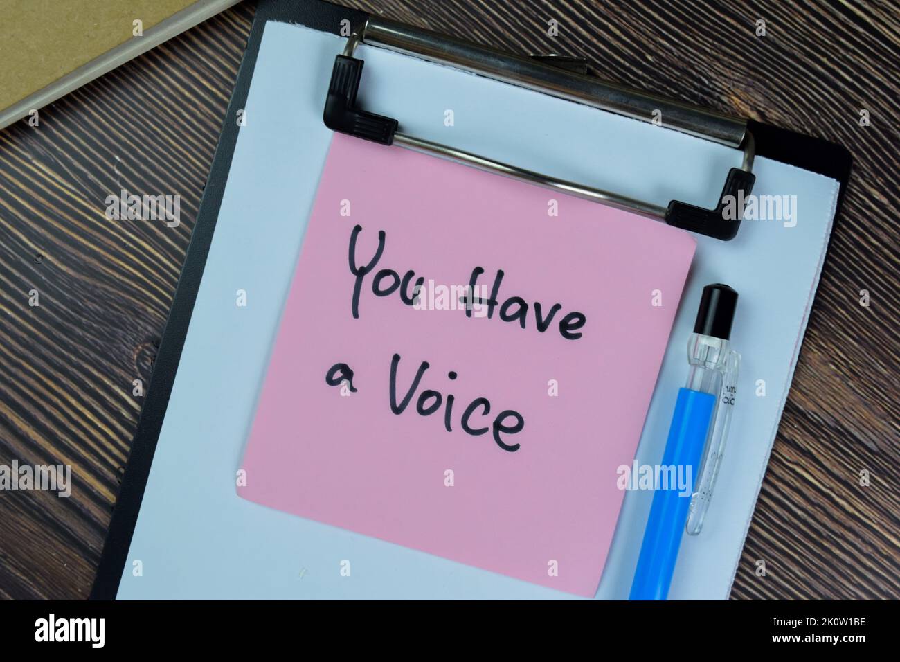 Concetto di voi avete una voce scrivere su note appiccicose isolato su tavolo di legno. Foto Stock