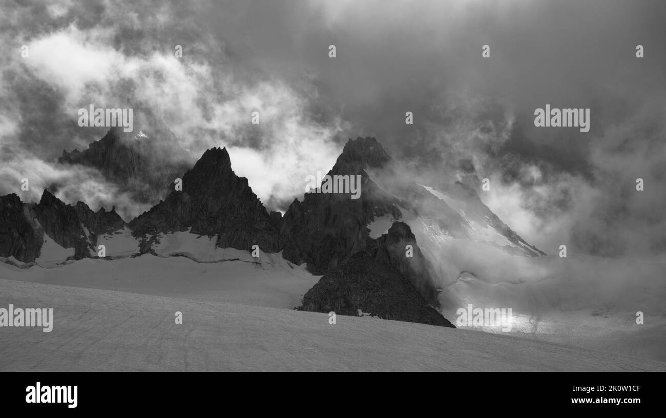 Dramatische Blicke auf den Glacier de Trient mit den Aigulles Dorées im Hintergrund Foto Stock